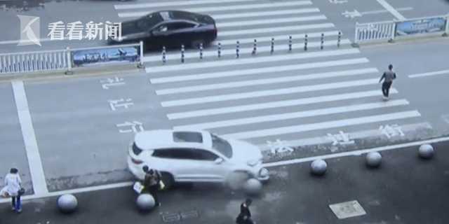 男子急上班撞飛石墩，沖下車去打卡——一場與時間賽跑的故事