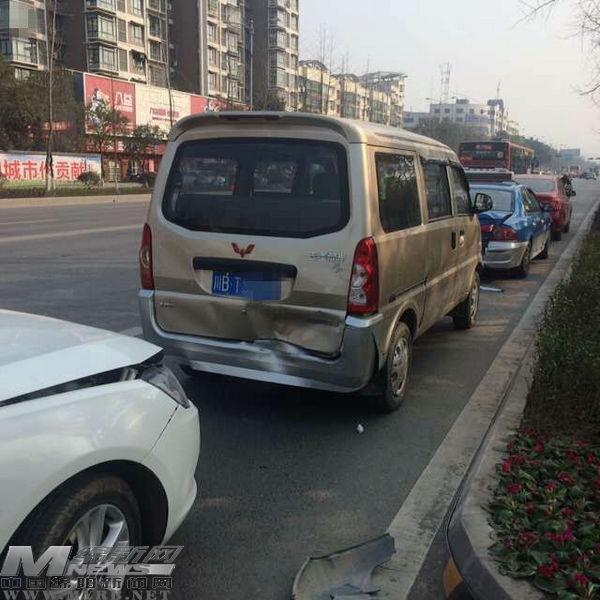 揭秘四十多臺車連環(huán)撞擊，事故背后的真相與反思