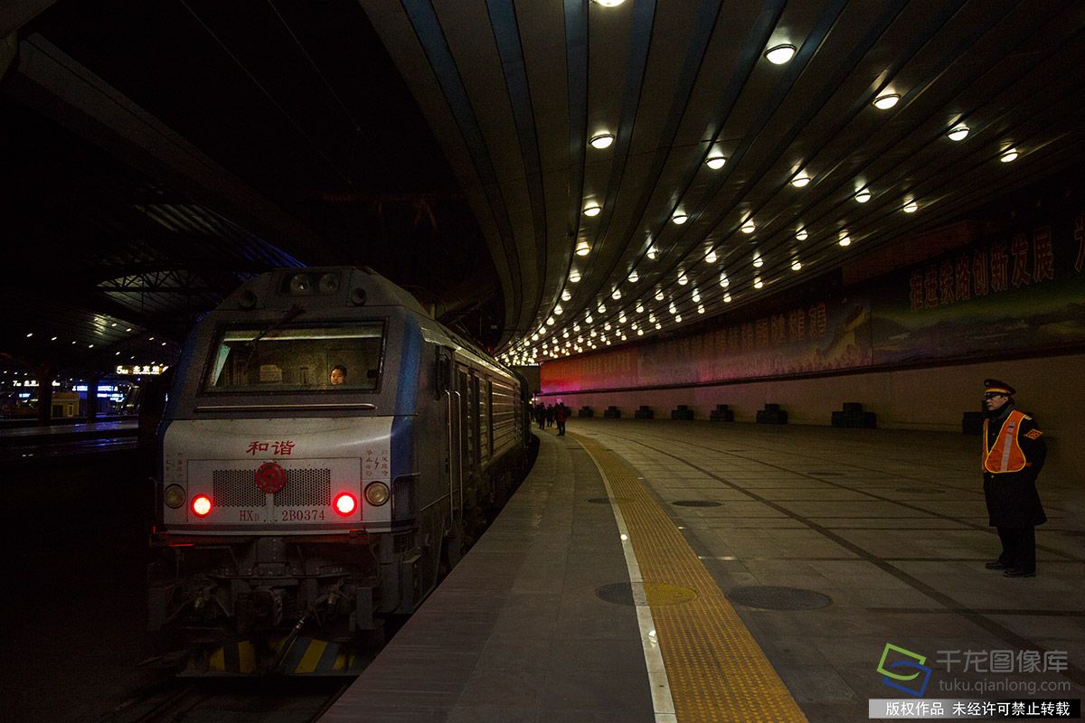 北京春運(yùn)首趟列車凌晨啟程，歸家的期盼與啟程的激動(dòng)